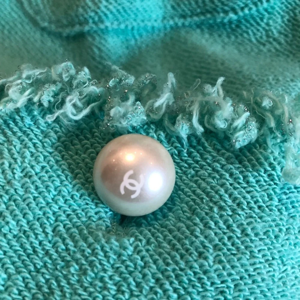 Gorgeous Chanel Green jacket w/Pearl Embellishment, beautiful Metallic Thread - Picture 3 of 12